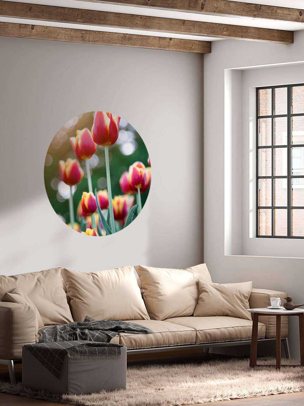 Rosso con tulipani gialli