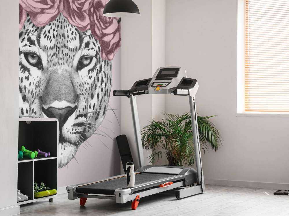 Leopardo con fiori rosa