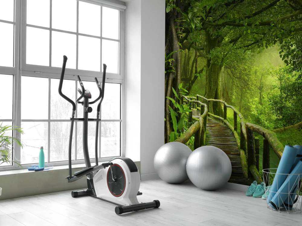 Ponte di legno attraverso una giungla verde