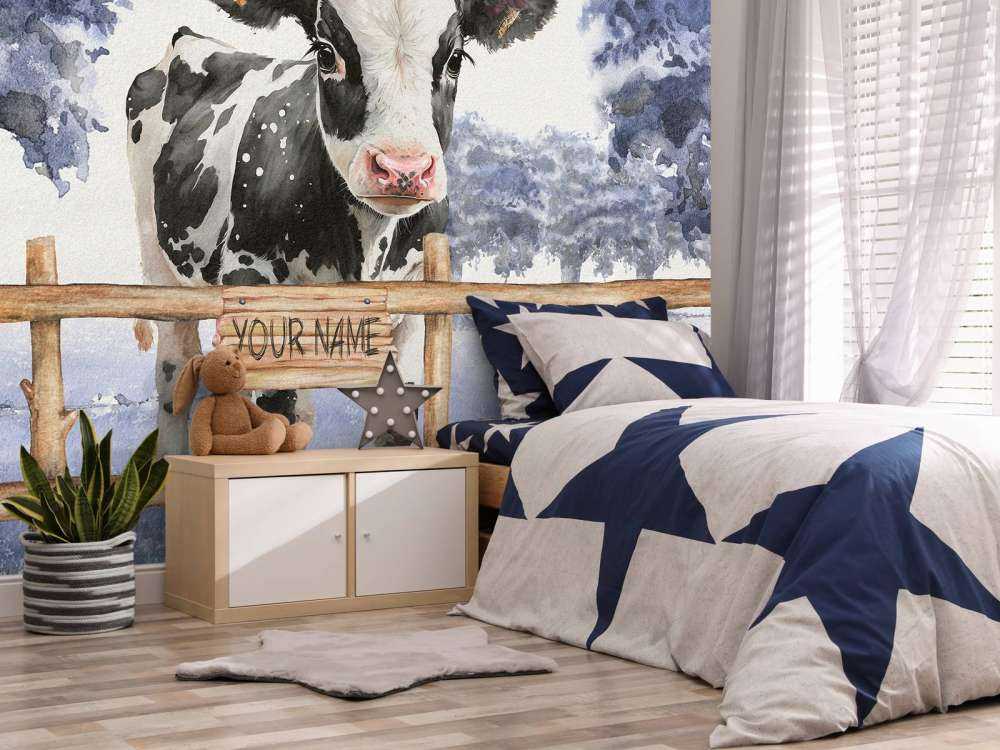 Giovane mucca in un prato blu