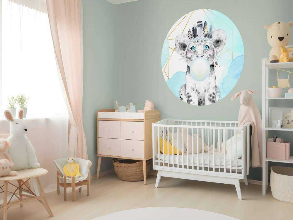 Cucciolo di leone indiano con campana di gomma da masticare