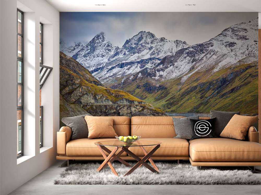 Cime di montagna con neve vicino al lago di montagna