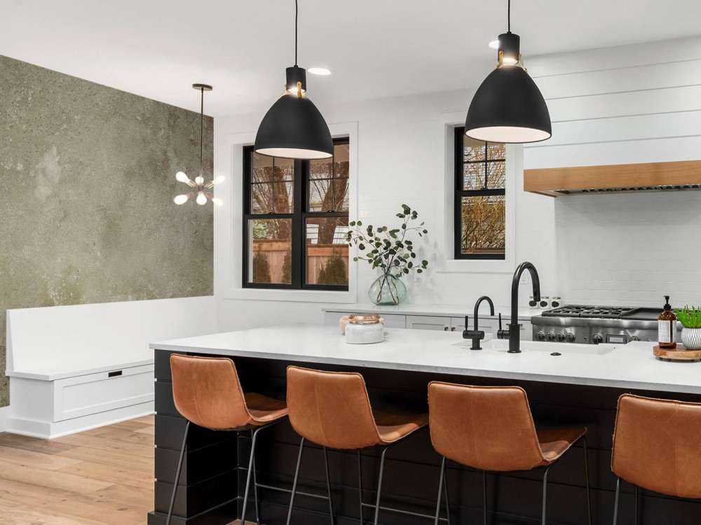 Vecchio muro con stucco rovinato dalle intemperie