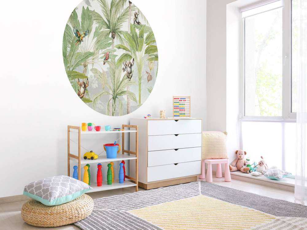 Giungla con scimmie e pappagalli a colori