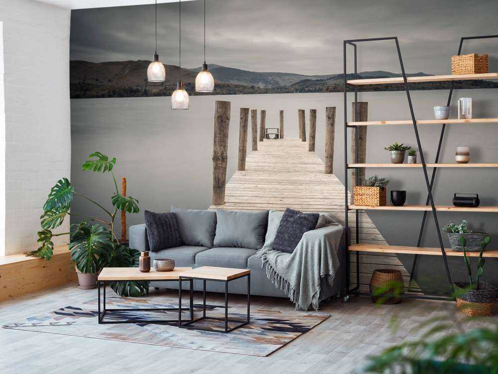 Pontile su un lago tranquillo