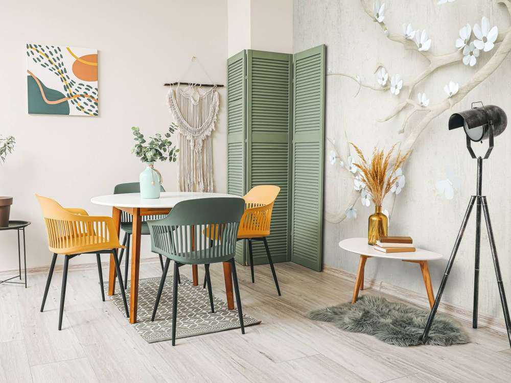 Rama con flores blancas sobre fondo de madera