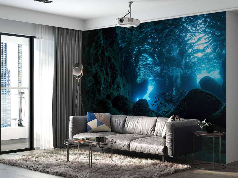 Raggi di sole in grotta subacquea