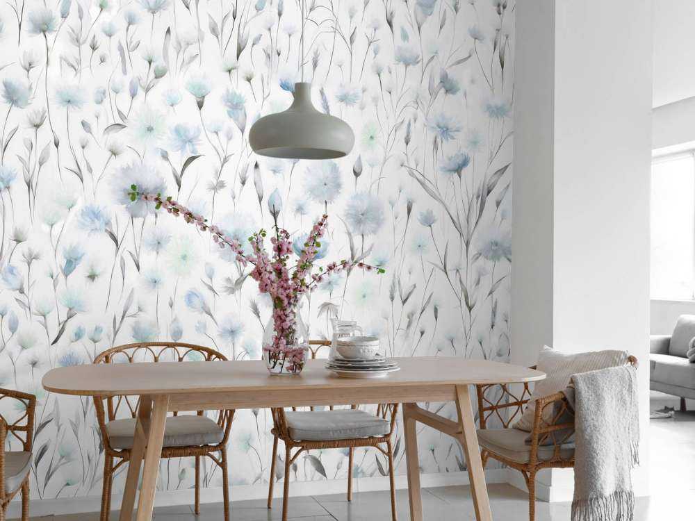 Fiordalisi e erbe di campo blu