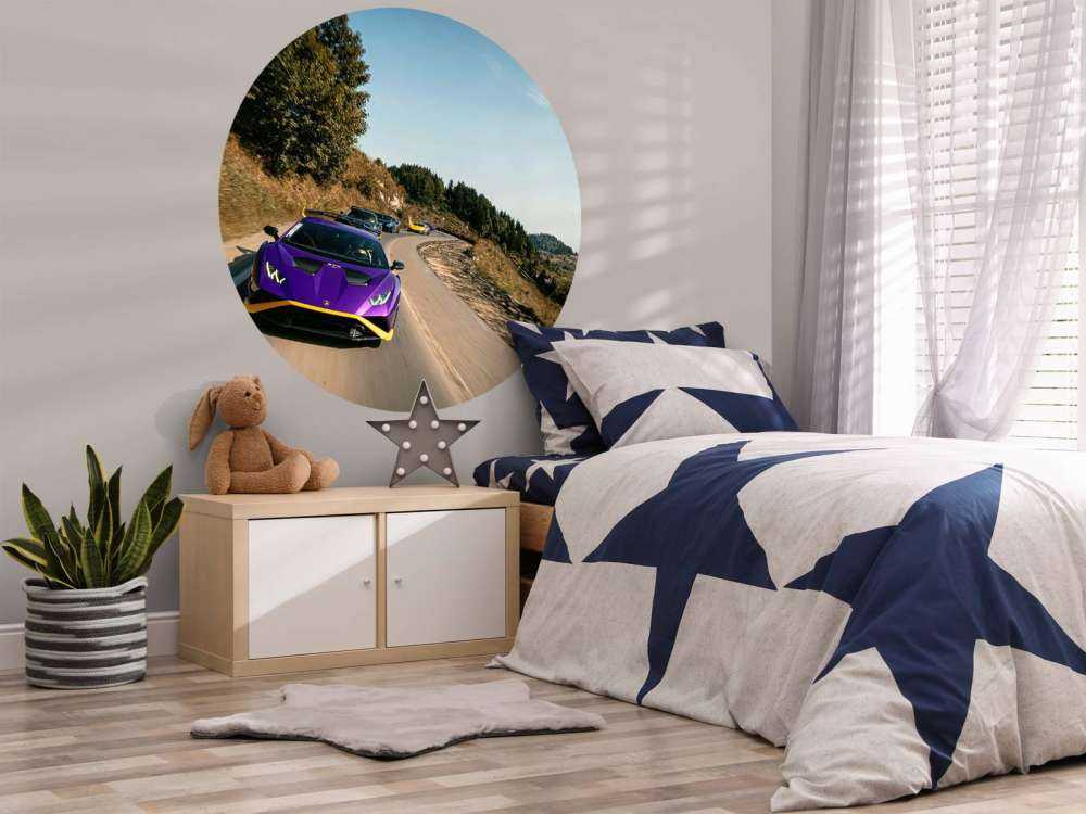 Convoglio di supercar attraverso le montagne