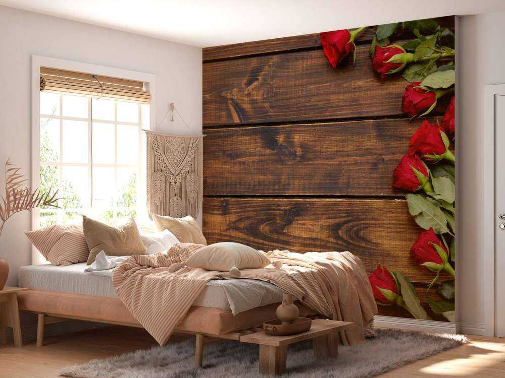Rose rosse su legno