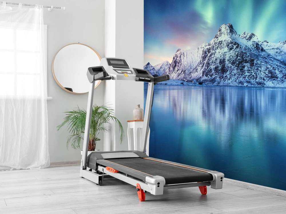 Aurora boreale su un oceano e montagne ghiacciate