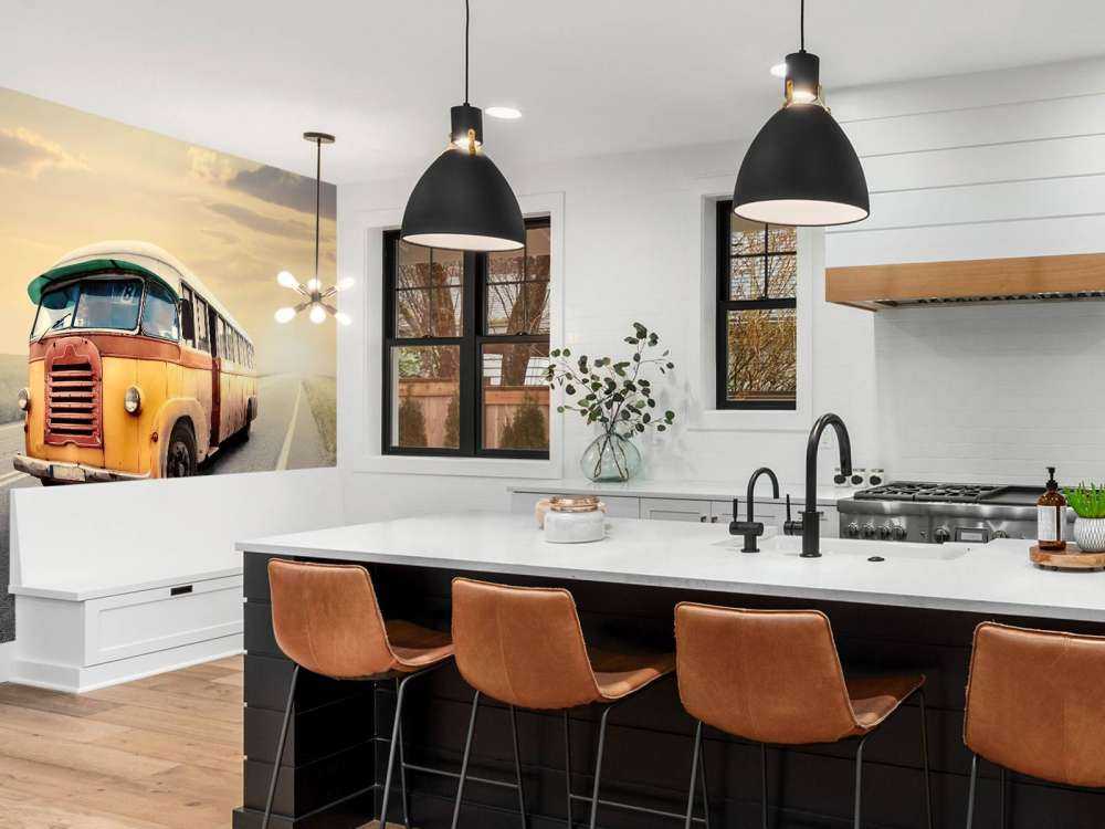 Autobus su una strada deserta