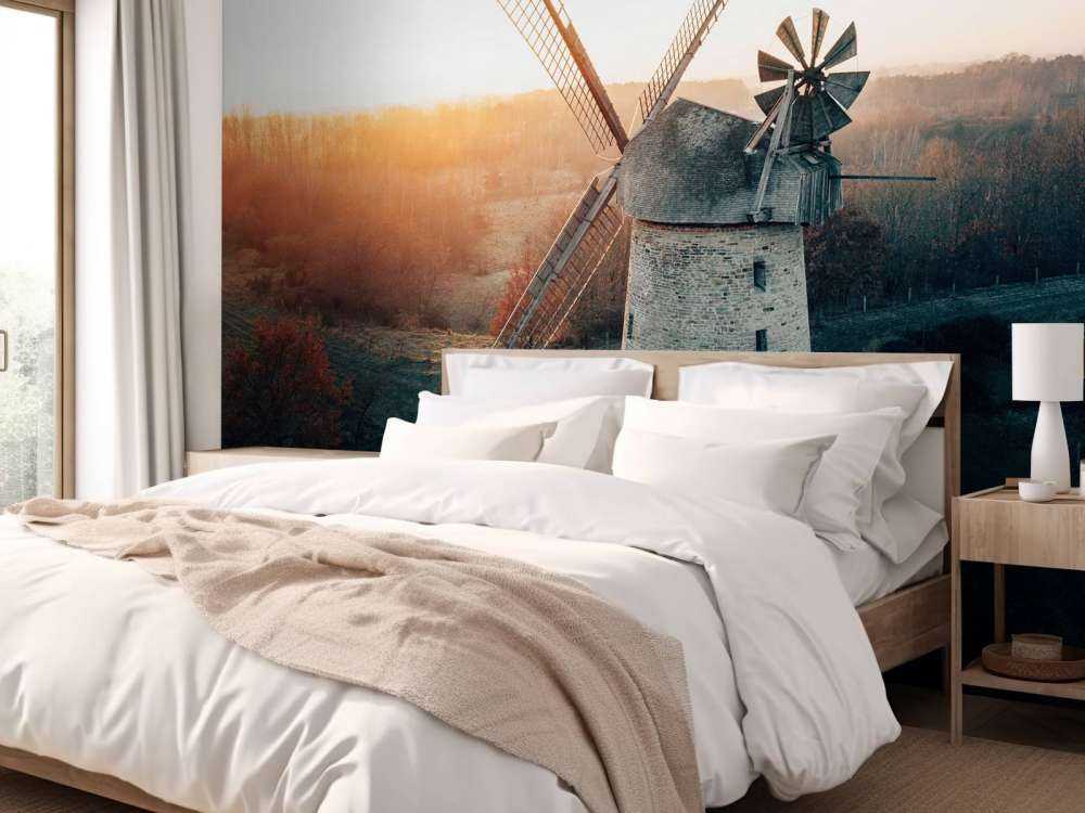 Mulino a vento in splendida luce al tramonto