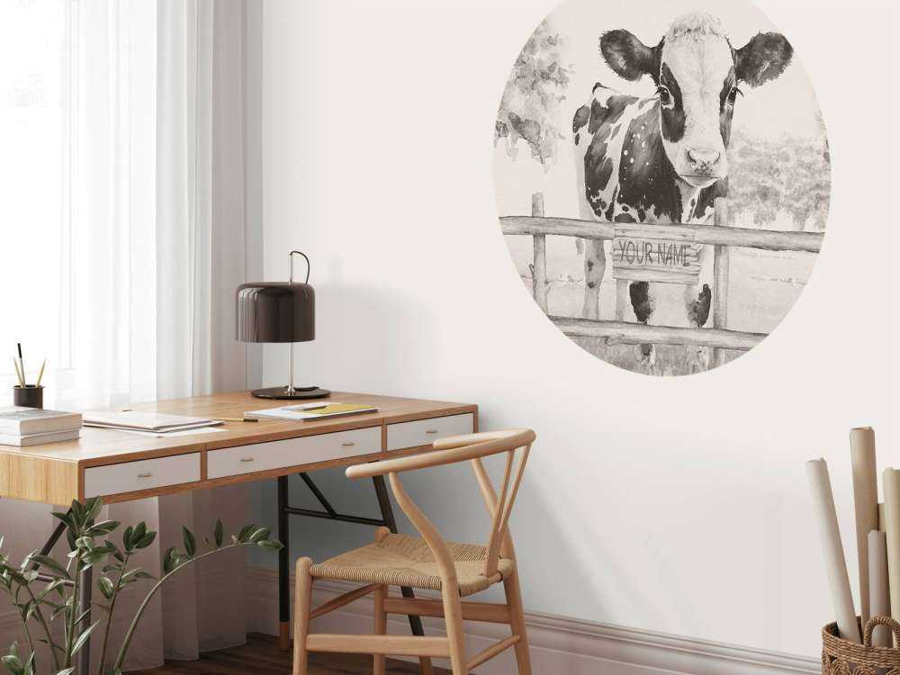 Baby mucca in un prato beige