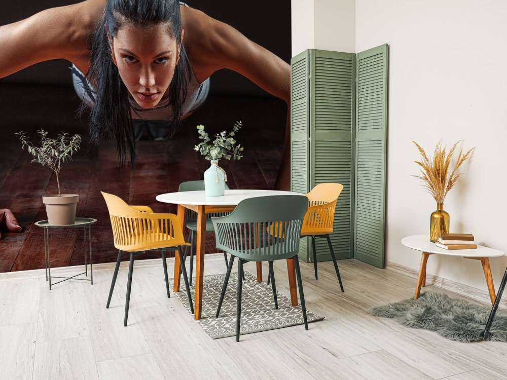 Donna che fa flessioni