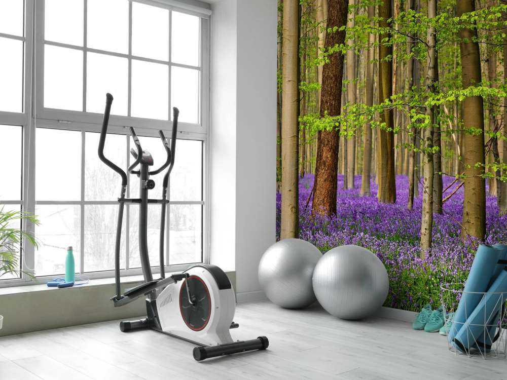 Foresta con fiori viola