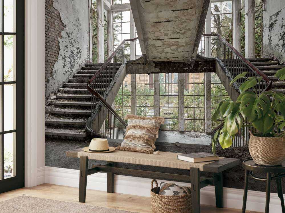 Scala di una scuola abbandonata