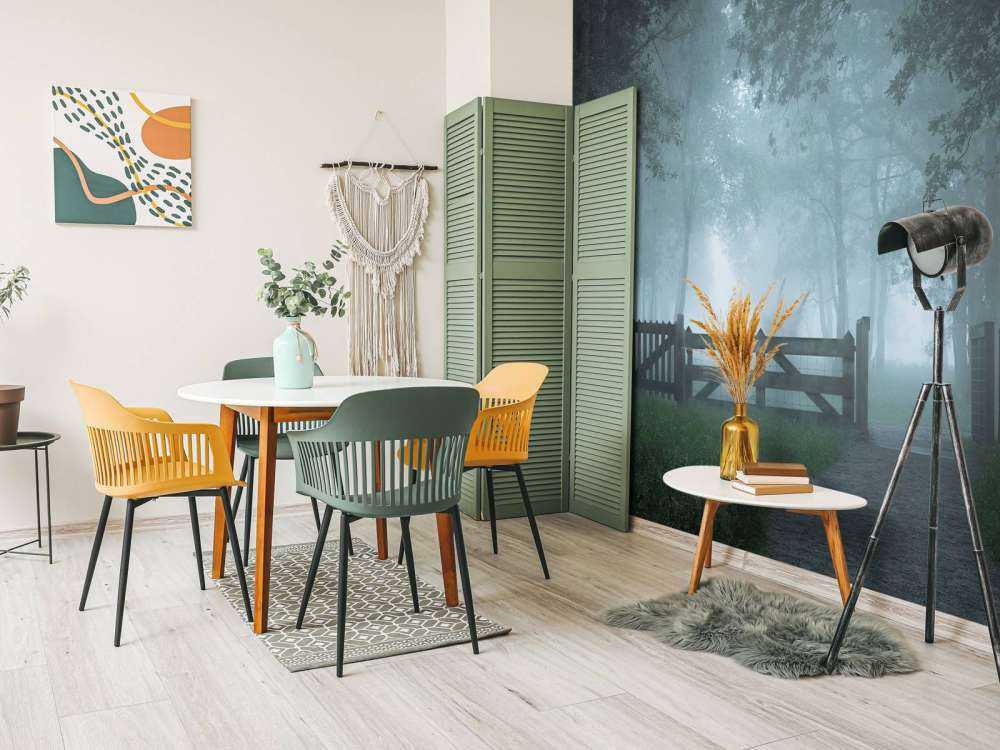 Sentiero della foresta nebbiosa