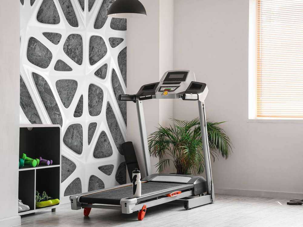 Modello bianco su cemento