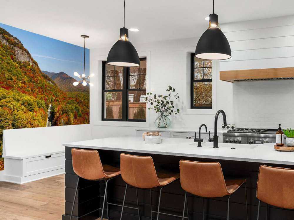 Strada attraverso il paesaggio autunnale