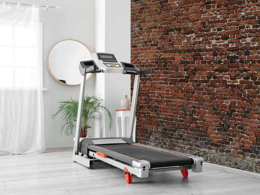 Vecchio muro di mattoni restaurato