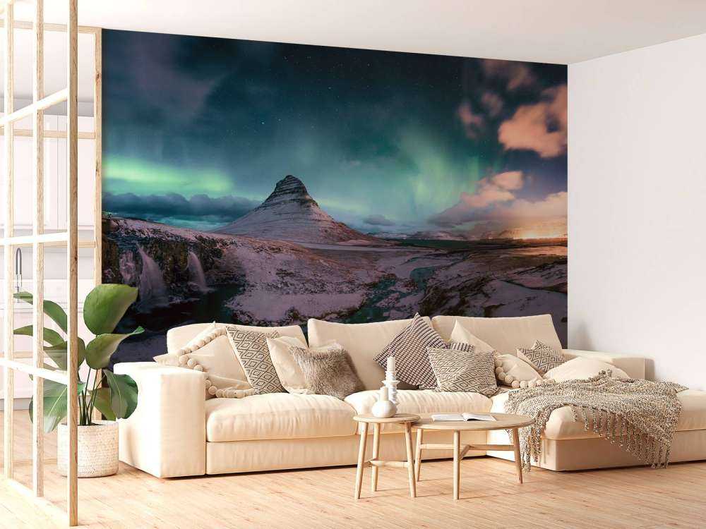 Kirkjufell con l'aurora boreale