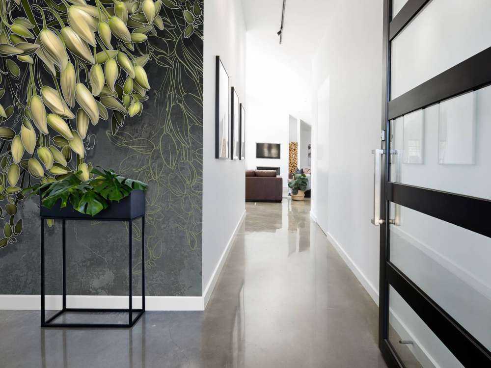 Cálices blancos sobre una estructura de hormigón gris oscuro