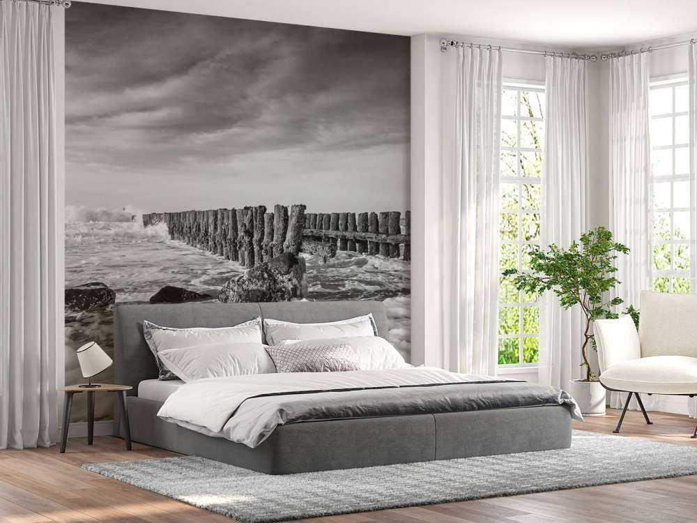 Mare spumeggiante in bianco e nero