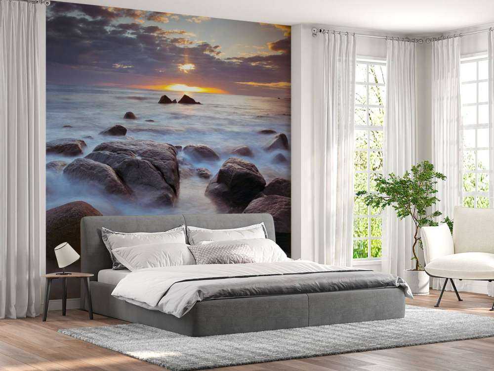 Tramonto su una costa rocciosa