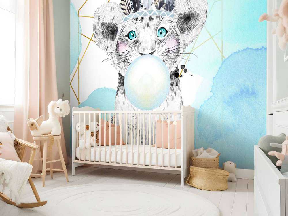 Cucciolo di leone indiano con campana di gomma da masticare