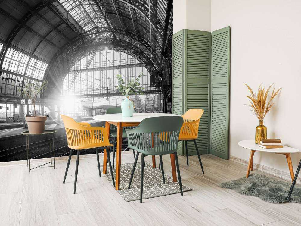 L'alba su una stazione in bianco e nero