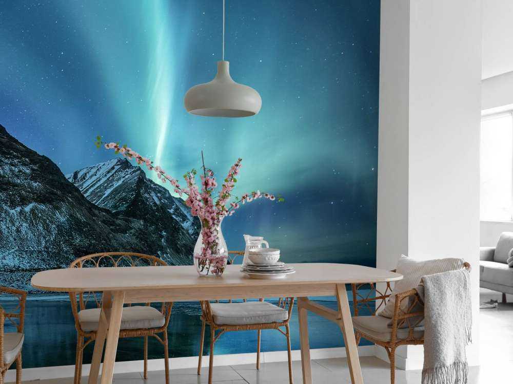 Aurora boreale verde sopra le montagne