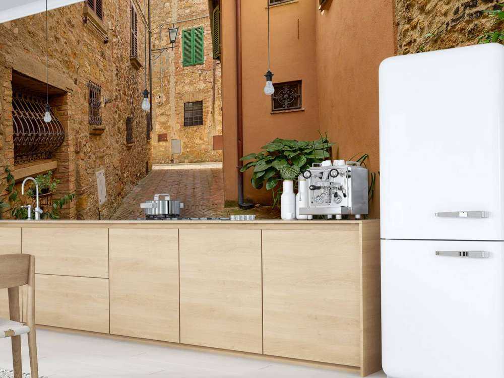 Strada con piante e fiori