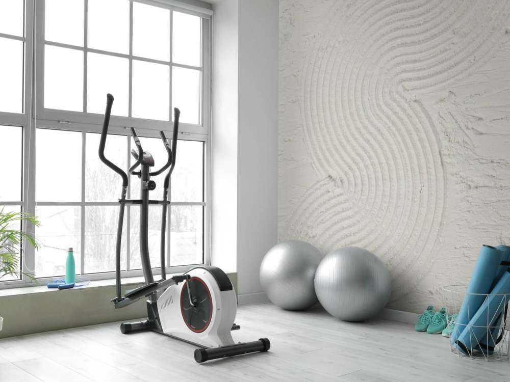 Linee organiche e strutture orlate in bianco sporco