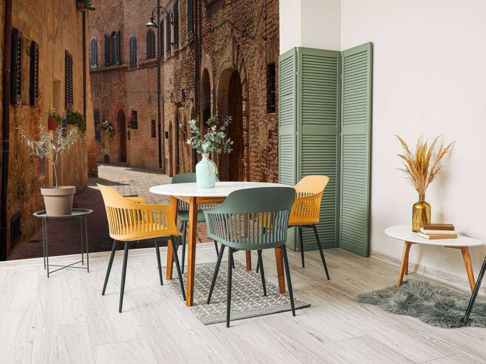 Strada classica con fiori