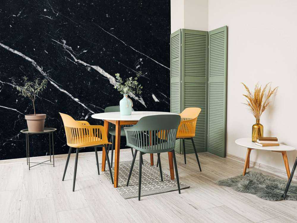 Marmo scuro con venature bianche