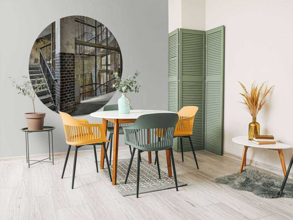 Vecchio pozzo dell'ascensore con scale