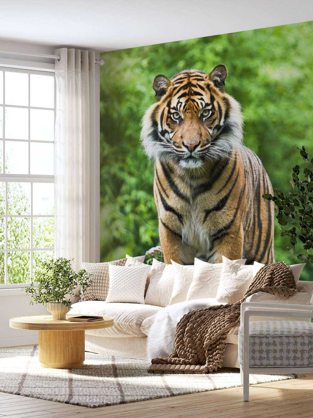 Tigre in piedi su una pietra