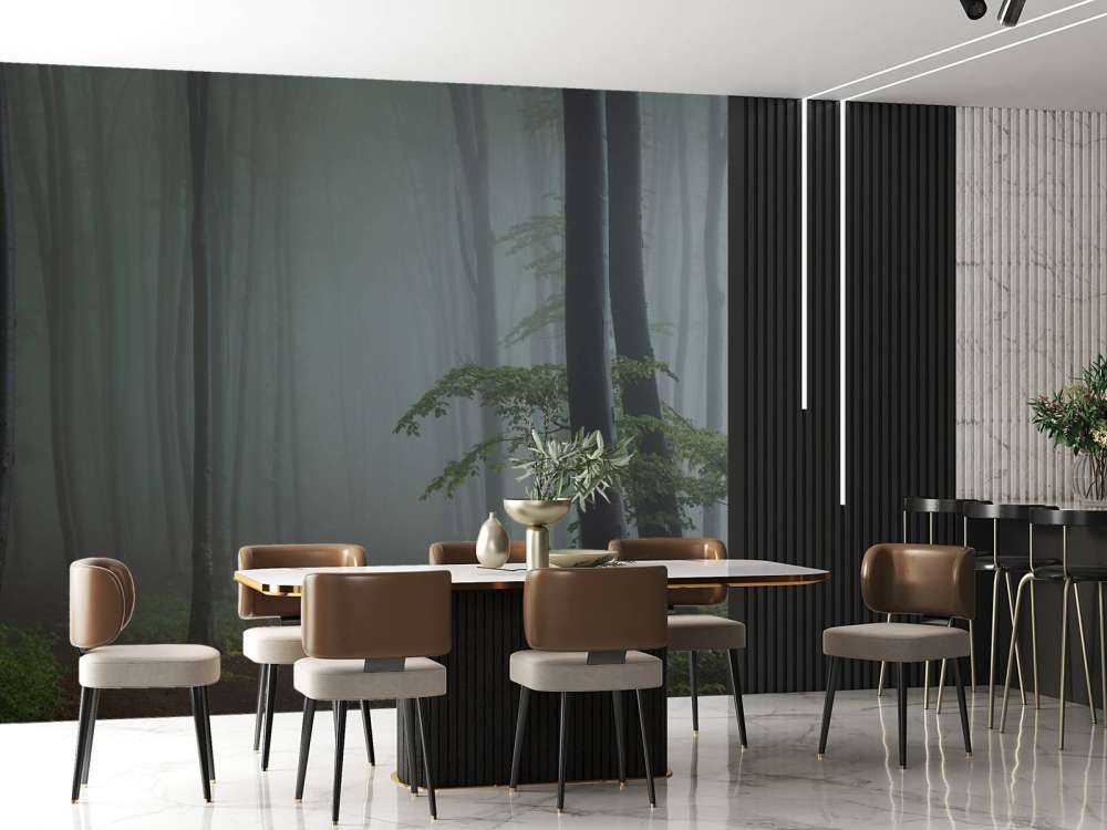 Panorama forestale nebbioso