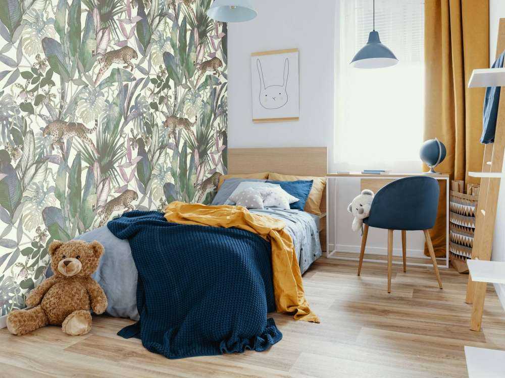 Ghepardo tra le foglie tropicali