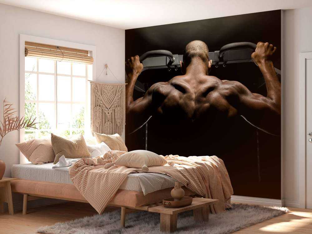 Uomo con la schiena muscolosa