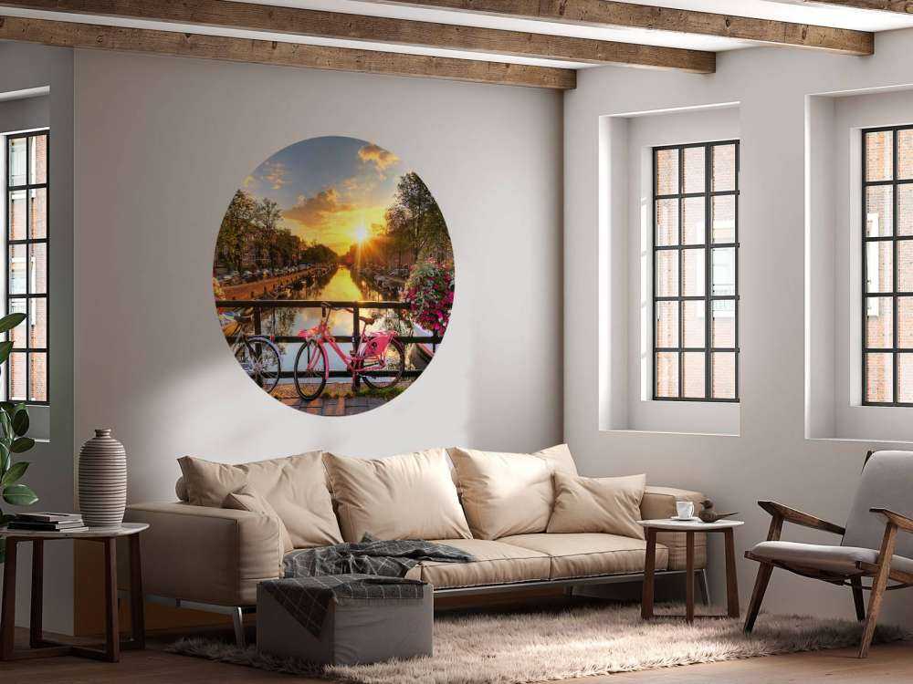 In bicicletta su un ponte con i fiori