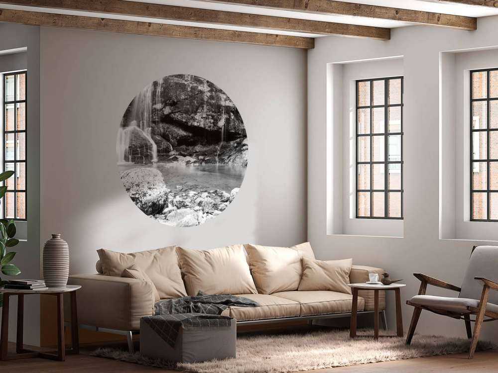 Cascata su un muro di pietra 