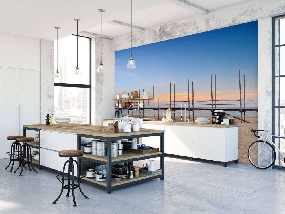 Lungo pontile con pali in legno