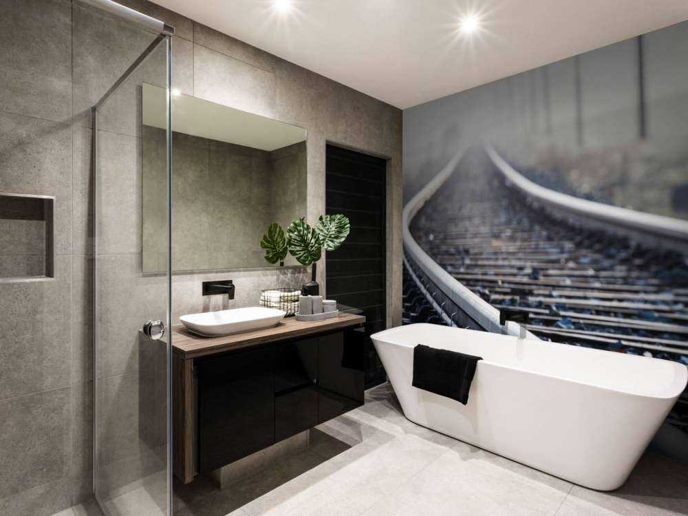 Binario del treno nella nebbia del mattino