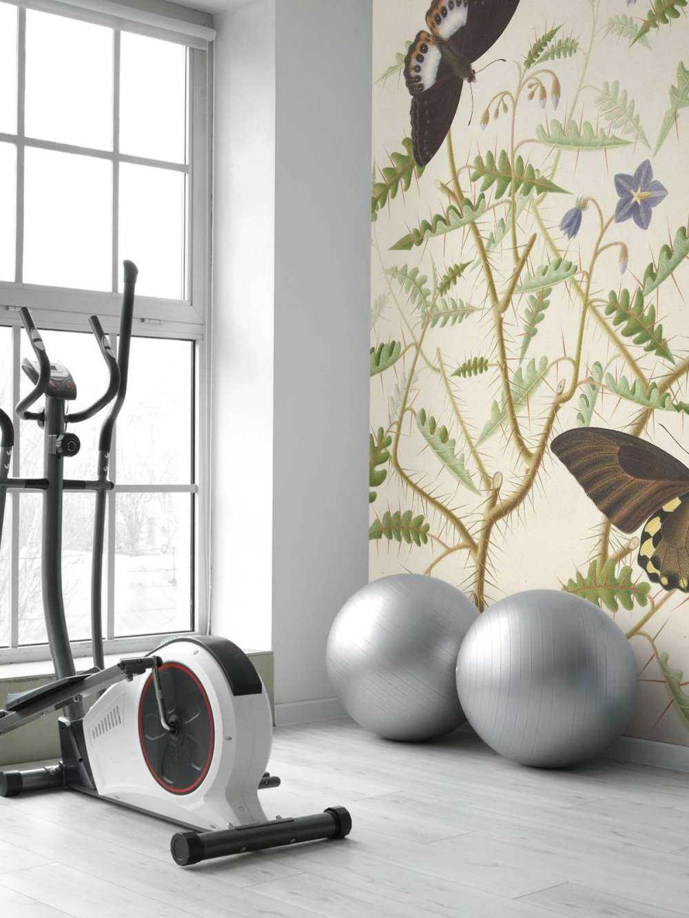 Un arbusto in fiore con due farfalle esotiche