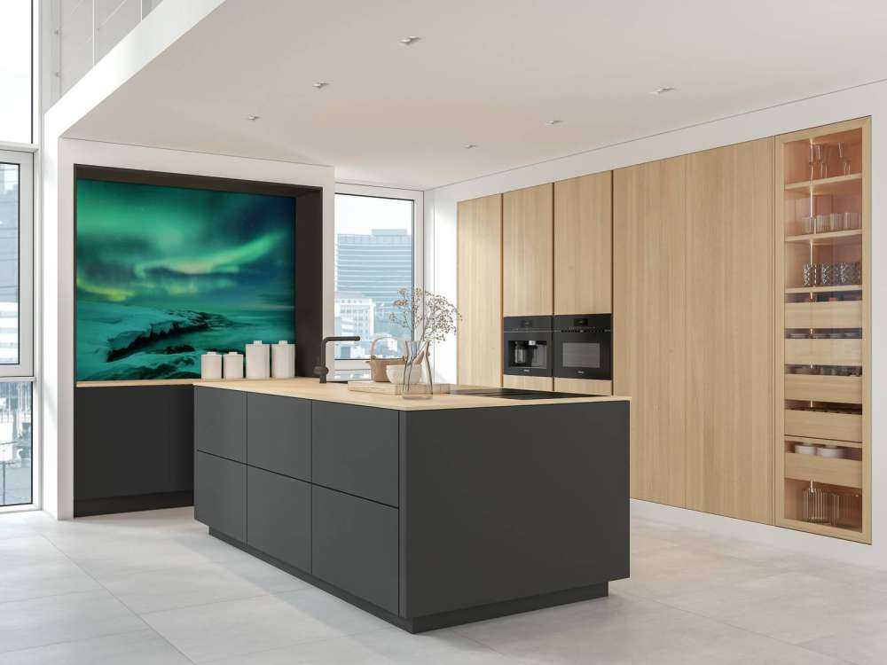 Aurora boreale verde sopra le rocce innevate