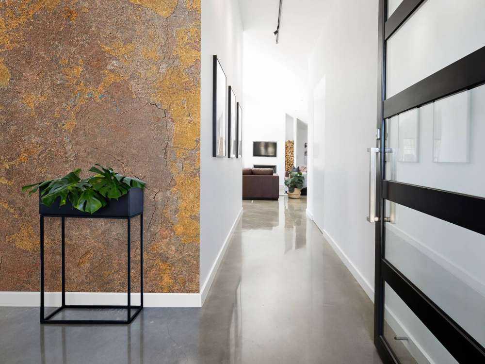 Vecchio muro con stucco giallo