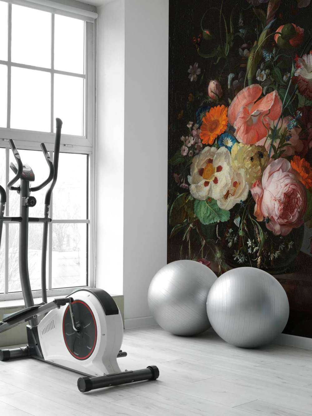 Natura morta con fiori su un tavolo di marmo