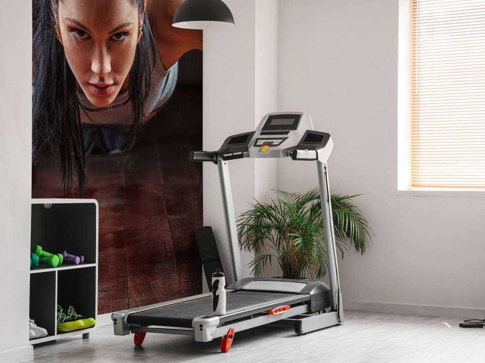 Donna che fa flessioni